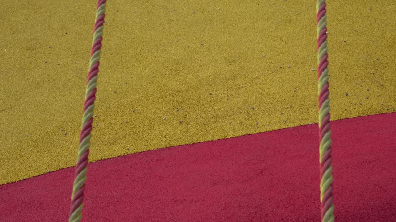 cuerda para escalar en el parque. equipo de juego para niños.