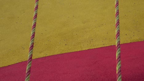 cuerda para escalar en el parque. equipo de juego para niños.