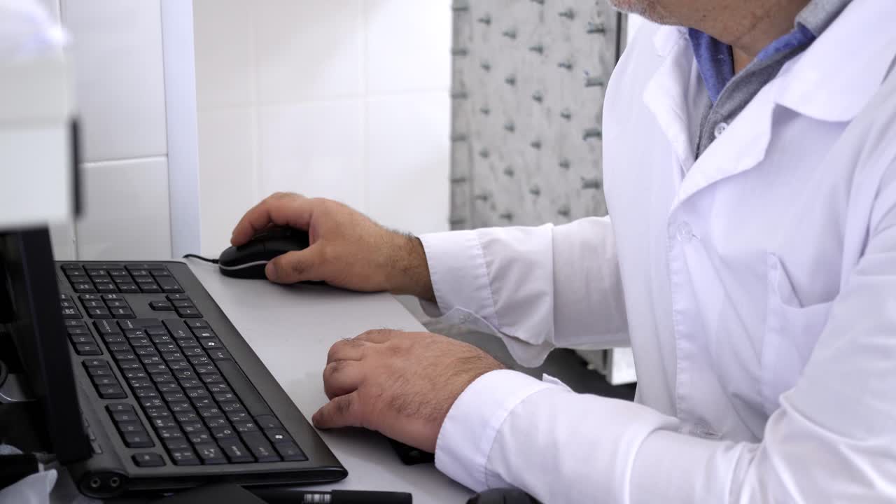 científico trabajando en una computadora en un laboratorio