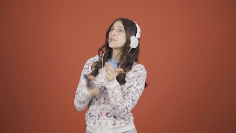 손에  ⁇ 드폰을 들고 춤추는 젊은 여성.
