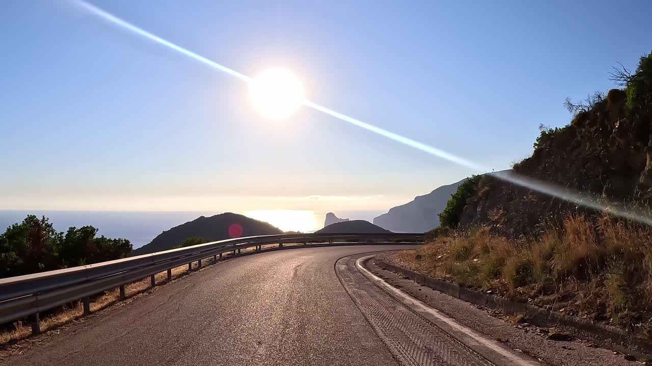 la brillante luz del sol ilumina el viaje de transporte a través de la italia rural