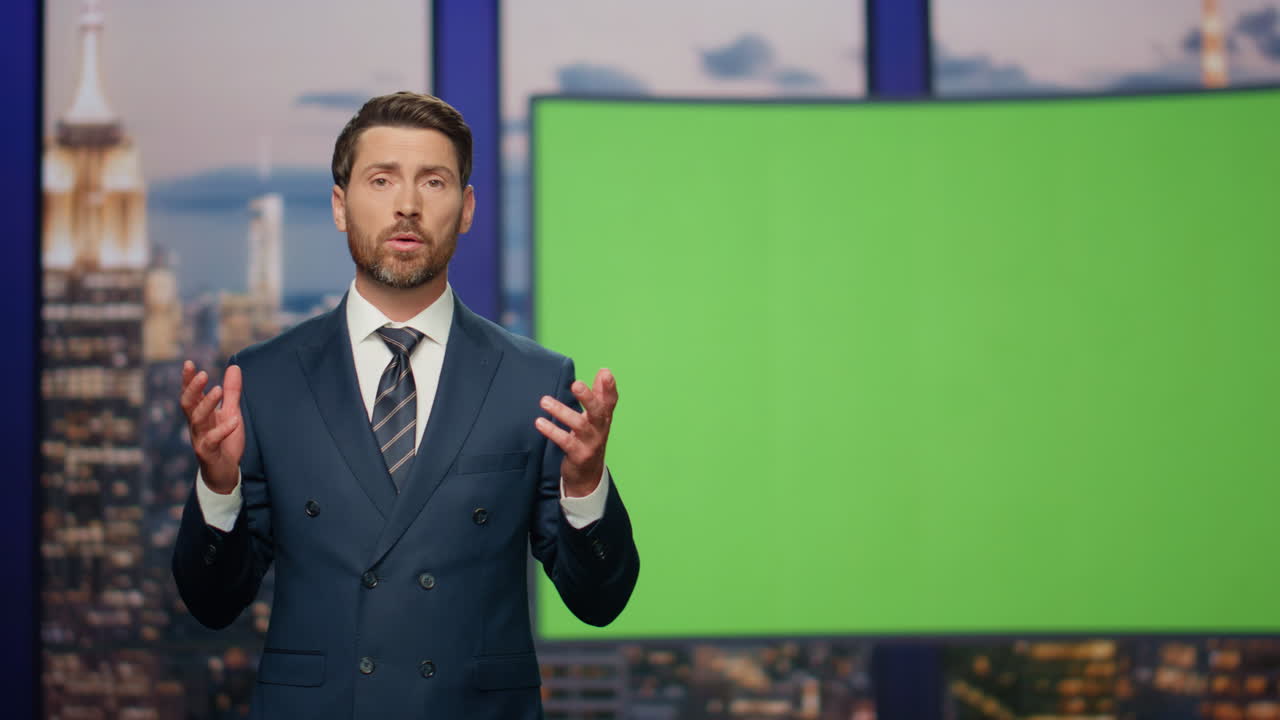 el reportero de noticias de última hora hablando en el frente del estudio de televisión de chroma key monitor.