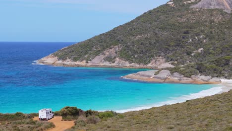 Drone-Volando-Sobre-Una-Casa-Rodante-En-Una-Pequeña-Playa-En-La-Bahía-De-Dos-Pueblos-En-El-Oeste-De-Australia