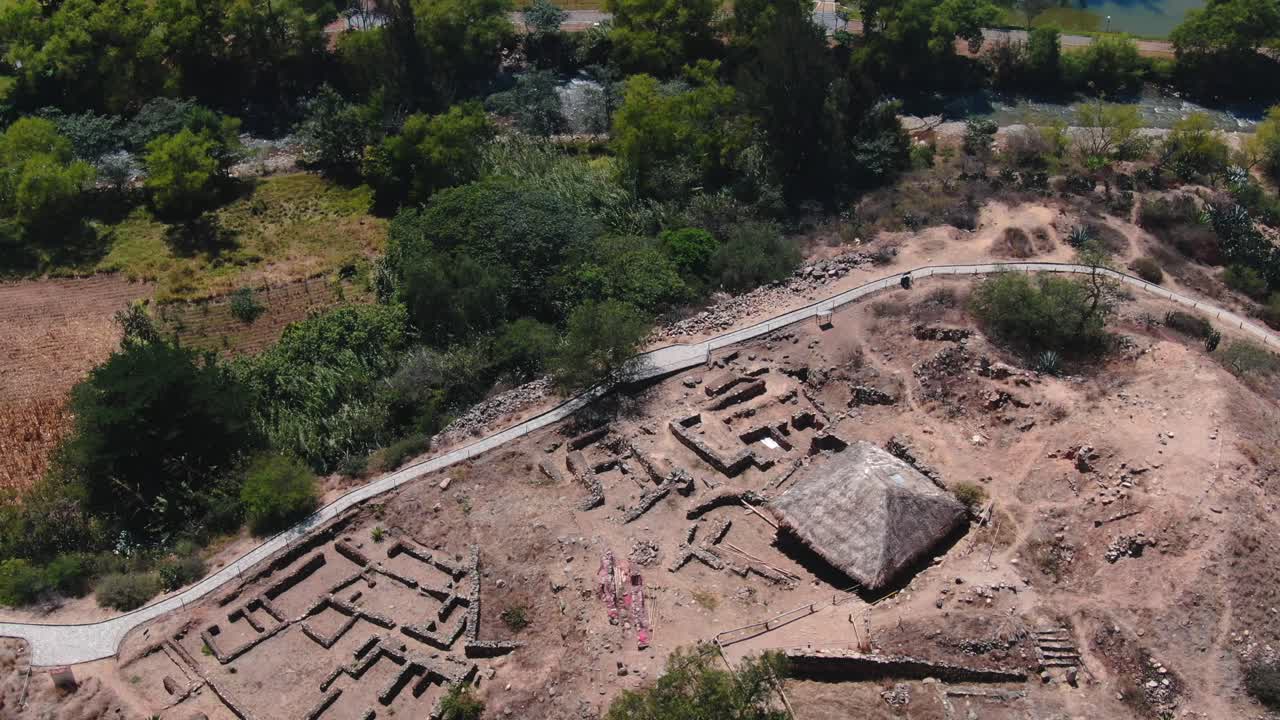 imágenes aéreas de drones diurnos de 4k con el sitio arqueológico de kotosh cerca de huanuco en perú