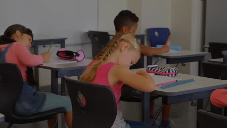 animación de puntos de luz contra un grupo de niños de escuelas diversas que estudian en la clase en la escuela