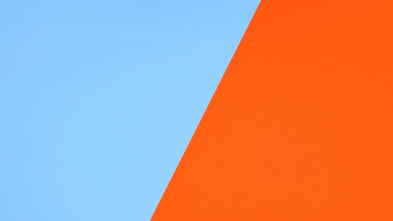 feliz texto de halloween con pegatinas de halloween en el lado izquierdo y derecho. detenga el movimiento