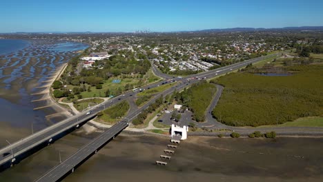 Vista-Aérea-De-Izquierda-A-Derecha-Sobre-El-Puente-De-La-Autopista-Houghton-Entre-Brighton-Y-La-Península-De-Redcliffe-Con-La-Ciudad-De-Brisbane-Al-Fondo