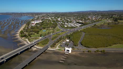 vista aérea de izquierda a derecha sobre el puente de houghton highway entre brighton y la península de redcliffe con la ciudad de brisbane en el fondo