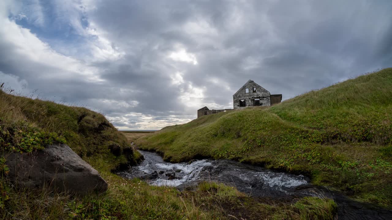 lapso de tiempo de un río que fluye en el paisaje idílico de islandia