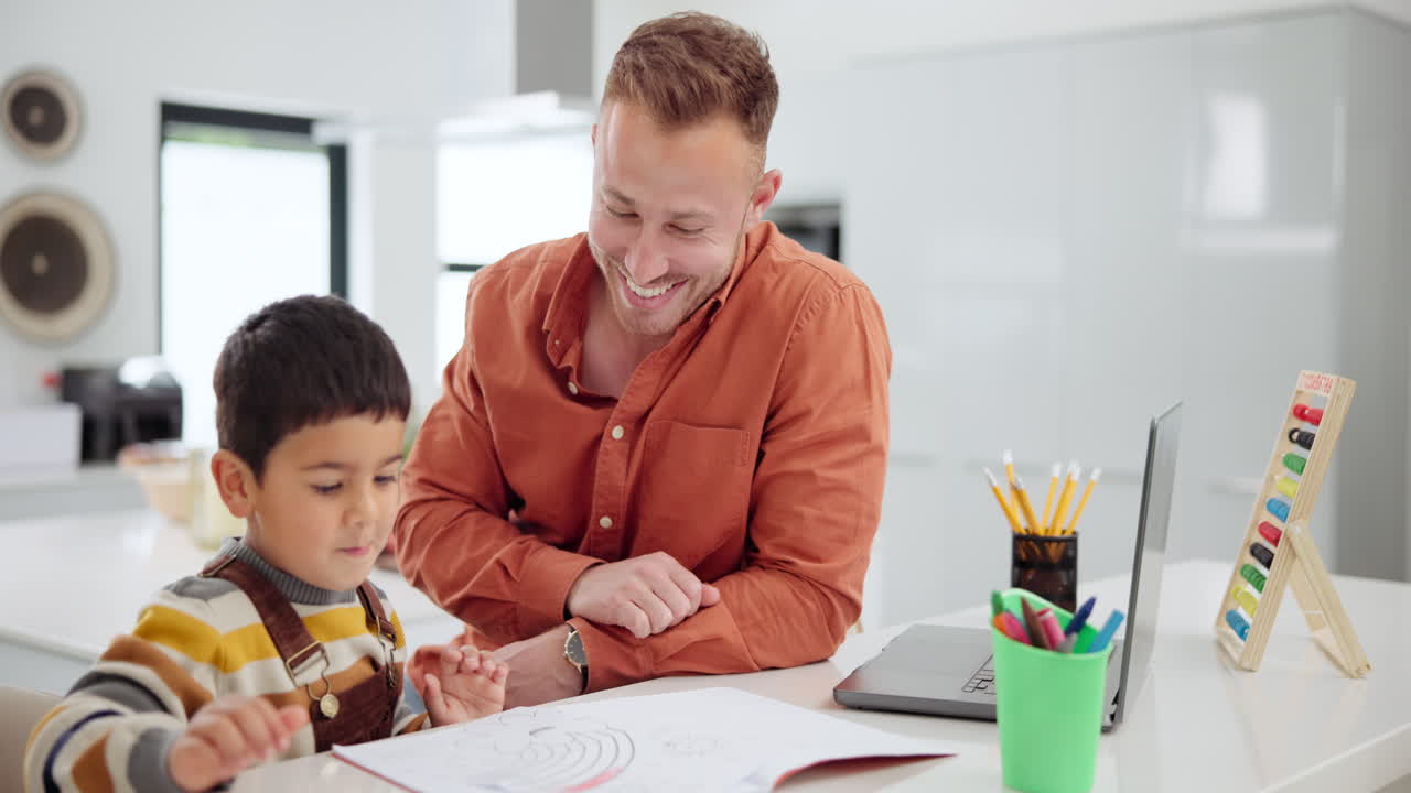 padre e hijo haciendo la tarea juntos en la cocina