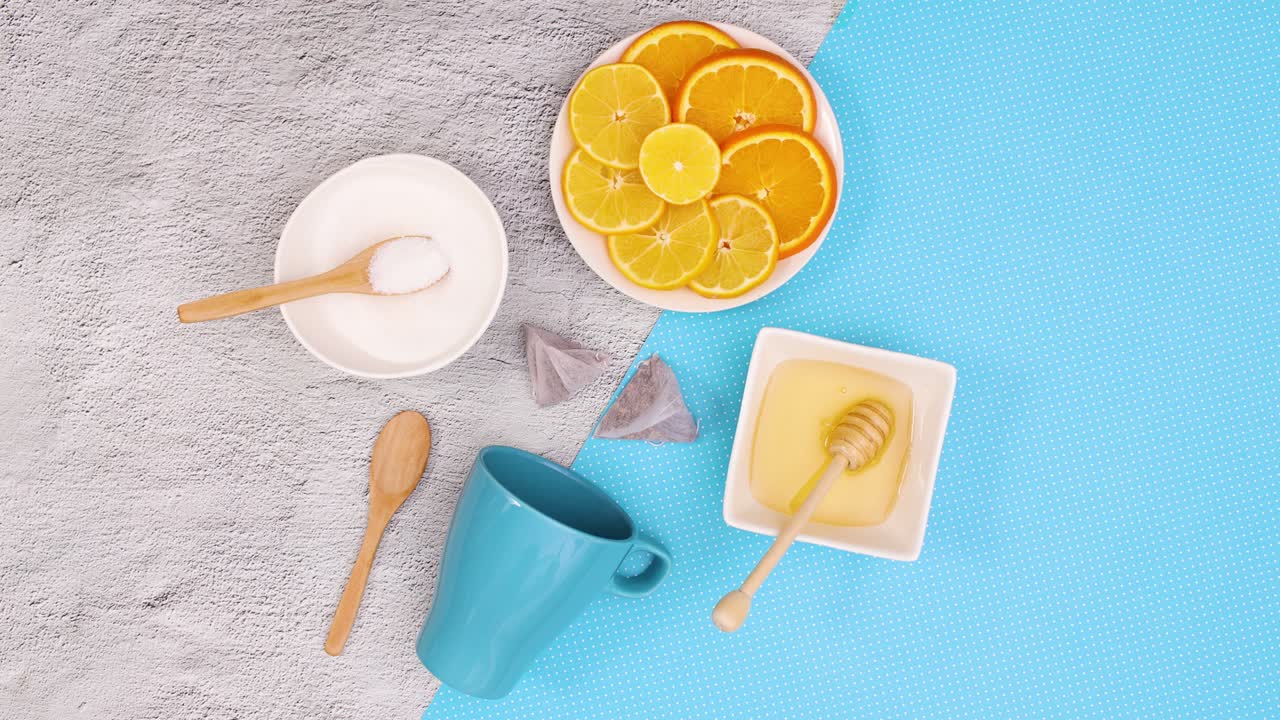 차를 만드는 용품은 회색과 파란색 테마로 나타납니다. 움직임을 멈추십시오.