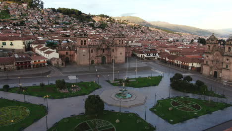 images aériennes 4k au crépuscule de la plaza de armas dans la ville de cusco, pérou pendant la quarantaine des coronavirus, camion et casserole de gauche à droite, prise de vue au grand angle