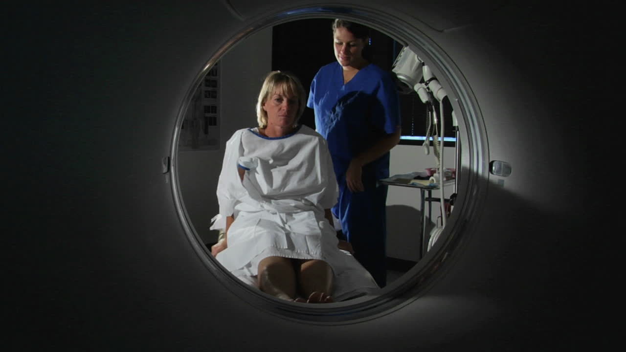 врач готовит пациента к катетерному сканированию 2