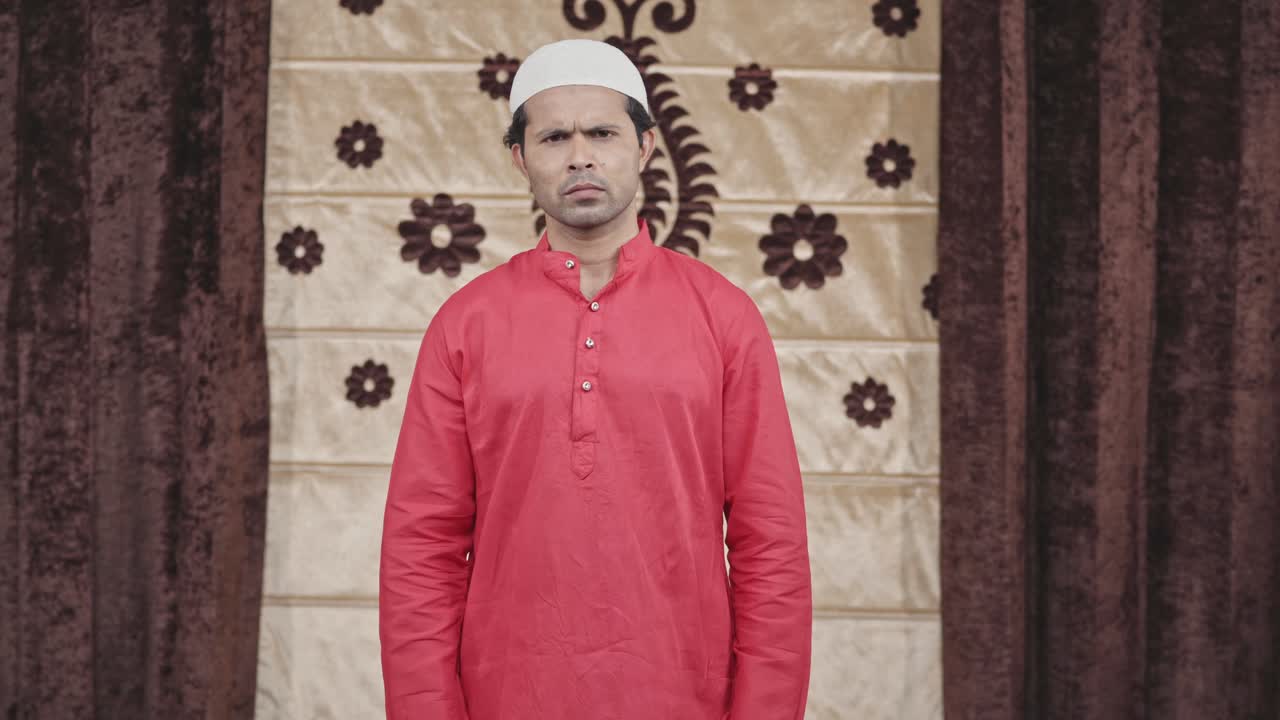 hombre musulmán serio mirando hacia la cámara