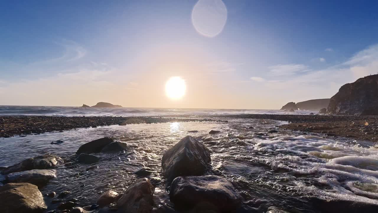 Irland timelapse-landskap bubbelong bekk renner mot havet golden hour Copper Coast Waterford vinter ettermiddag