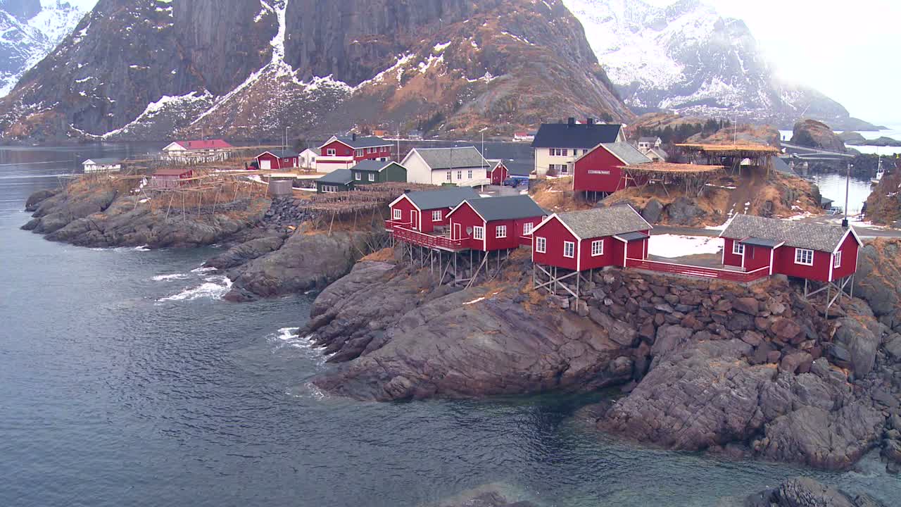 북극 로포텐 섬 노르웨이 1의 붉은 어촌 마을 뒤에 있는 안개와 구름