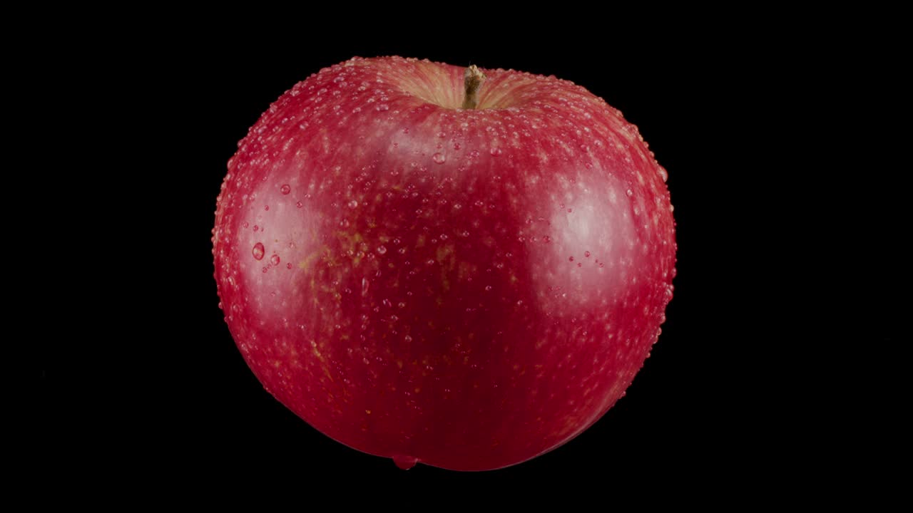 Roter 360 grader av et rødt modent eple på en svart bakgrunn