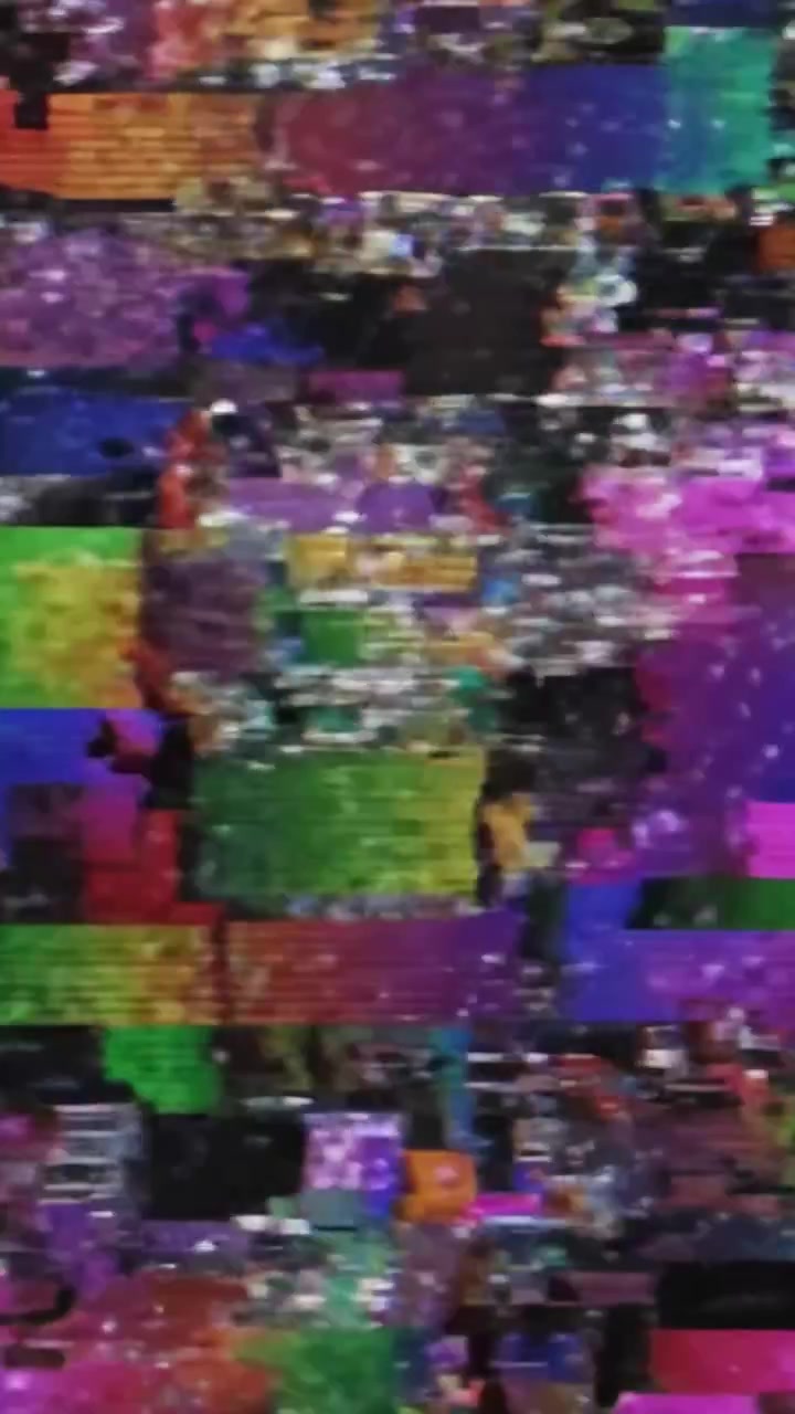 Una splendida transizione visiva da colori vivaci a uno spettro astratto più scuro che evidenzia l'interazione di luce e texture nell'arte digitale