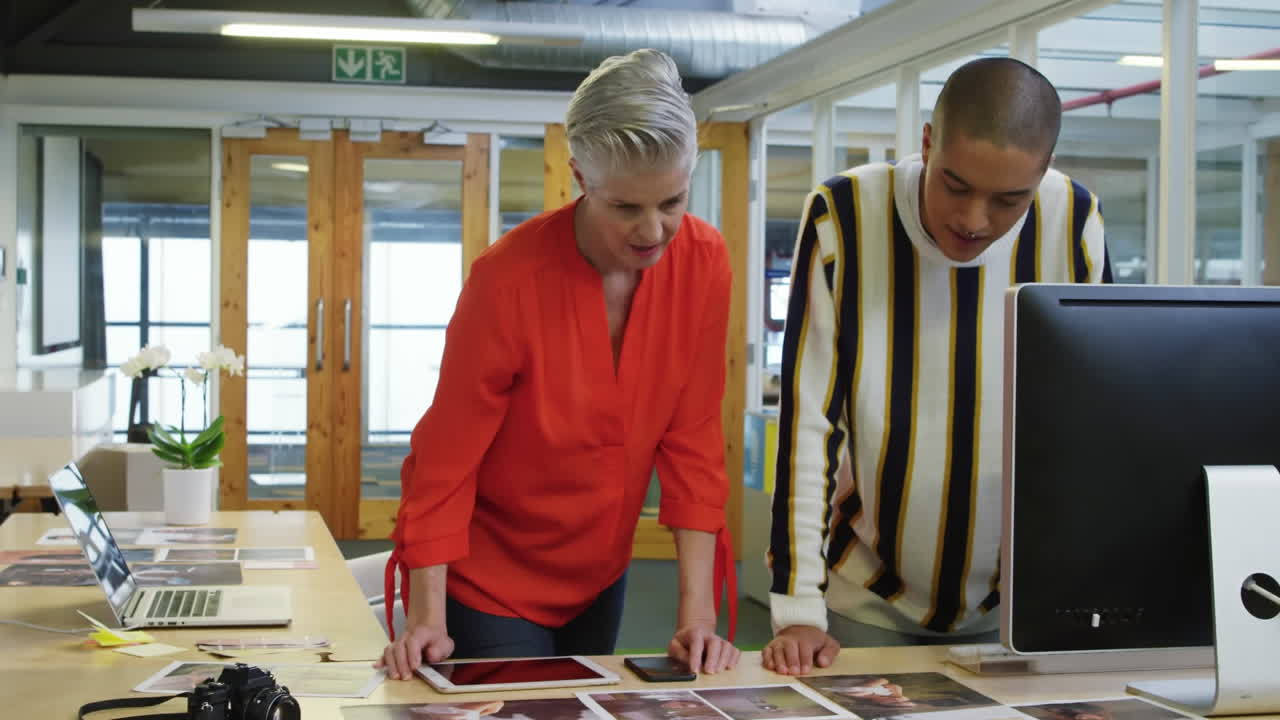 animación de conexiones con iconos sobre diversas personas de negocios en la oficina