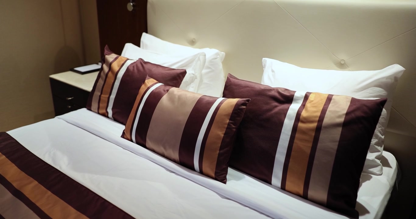 Elegante trasformazione della camera da letto che mostra arredi lussuosi e colori accoglienti