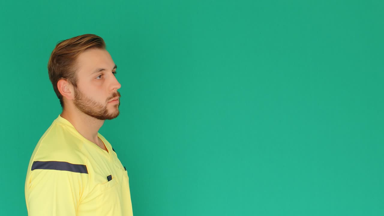 el árbitro de fútbol en la pantalla verde muestra la penalización, tarjeta amarilla y roja, 4k