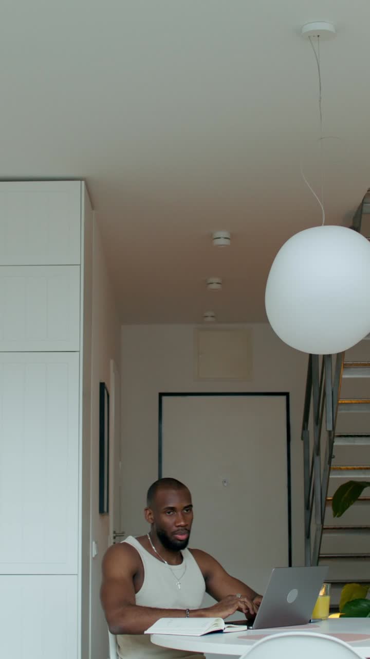 hombre que trabaja desde casa