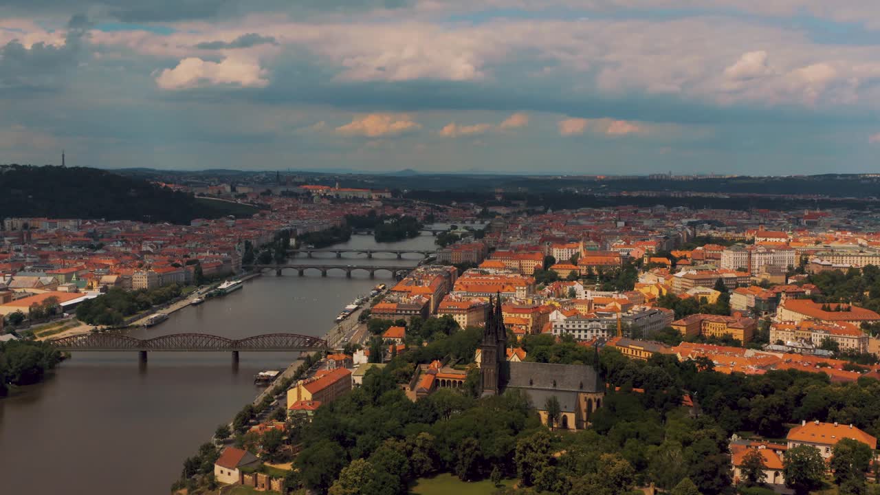 Vista aerea da drone sulla città di Praga alla fortezza di Vyšehrad con il fiume Moldava in estate, foresta lussureggiante in città