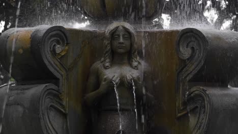 erkunden sie das ruhige ambiente des zentralparks von antigua mit dieser nahaufnahme des fließenden wassers eines historischen brunnen und des detaillierten steinwerks