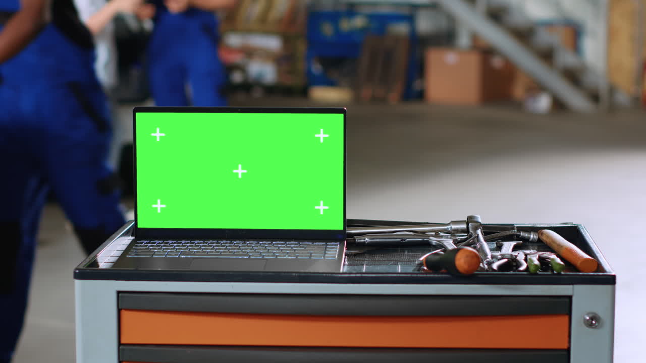 laptop con llave de croma en un garaje ocupado