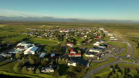 Toma-Aérea-Sobre-La-Pequeña-Ciudad-De-Hella-En-Islandia-Al-Atardecer