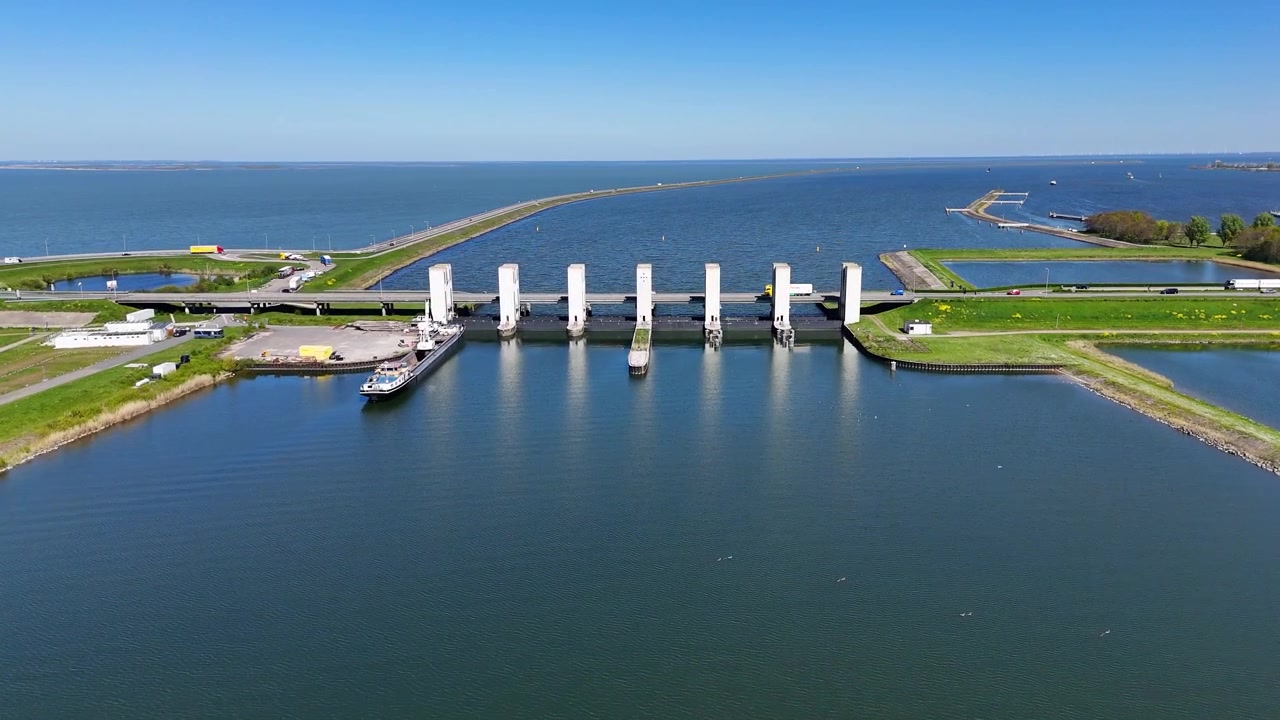 Luftfoto af Houtribdijk-dæmningen og sluseporte i Holland