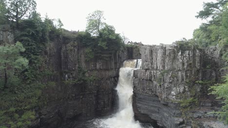 Toma-Aérea-De-Una-Cascada-De-Alta-Fuerza-En-El-Condado-De-Durham-En-Un-Día-Oscuro-Y-Malhumorado