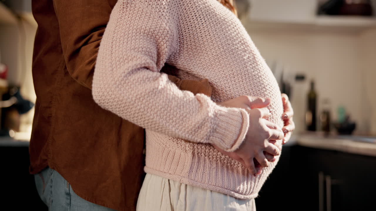 любящая пара поддерживает беременную женщину