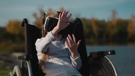 un niño en silla de ruedas juega al ordenador usando auriculares vr