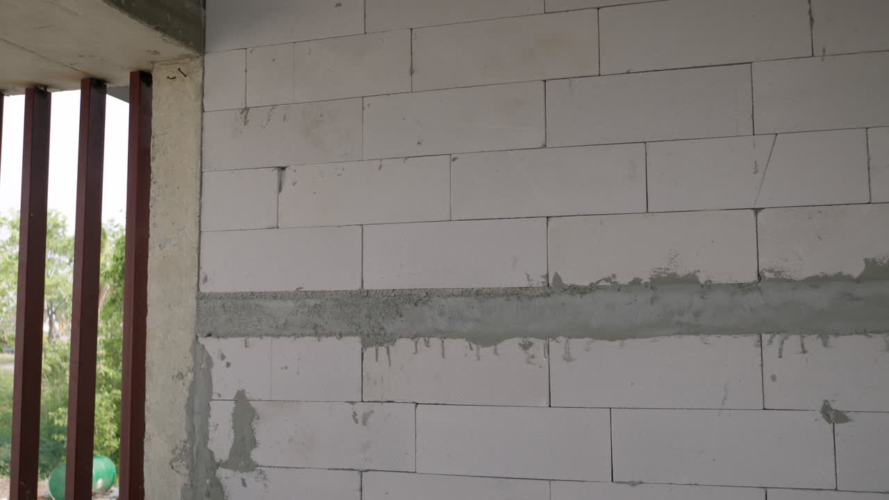 panorámica de la izquierda a la derecha, mostrando algunos bloques huecos apilados juntos para una pared en un edificio en construcción