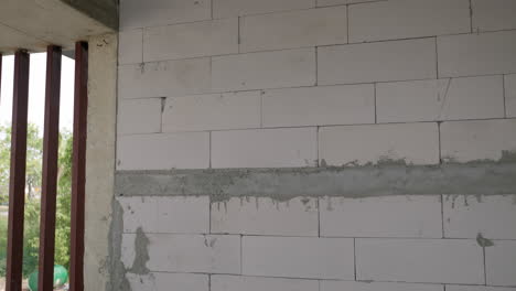 panorámica de la izquierda a la derecha, mostrando algunos bloques huecos apilados juntos para una pared en un edificio en construcción