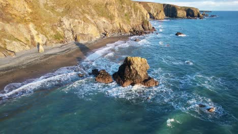 marea de primavera entrante rápida en la costa de waterford, hora dorada en la costa de cobre