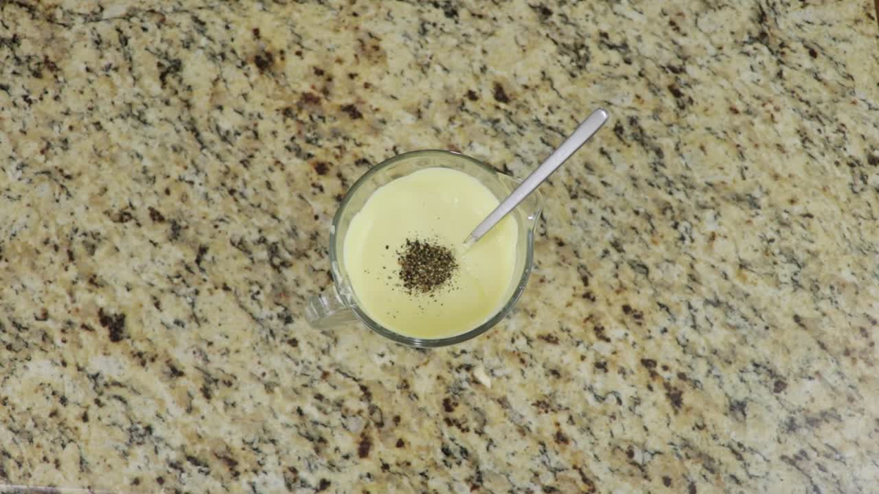 소스에 소금을 첨가하고, 집에서 단계별로 요리합니다.