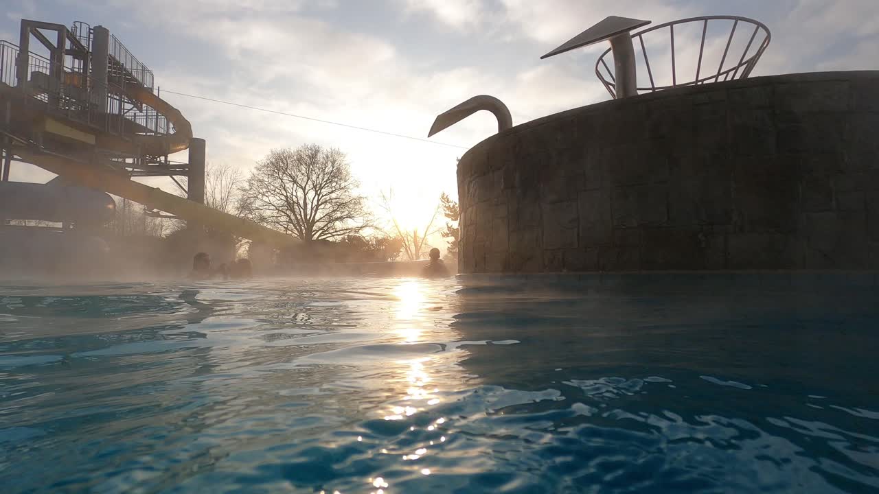 스파 및 웰빙 리조트의 스파 수영장에서 뜨거운 물