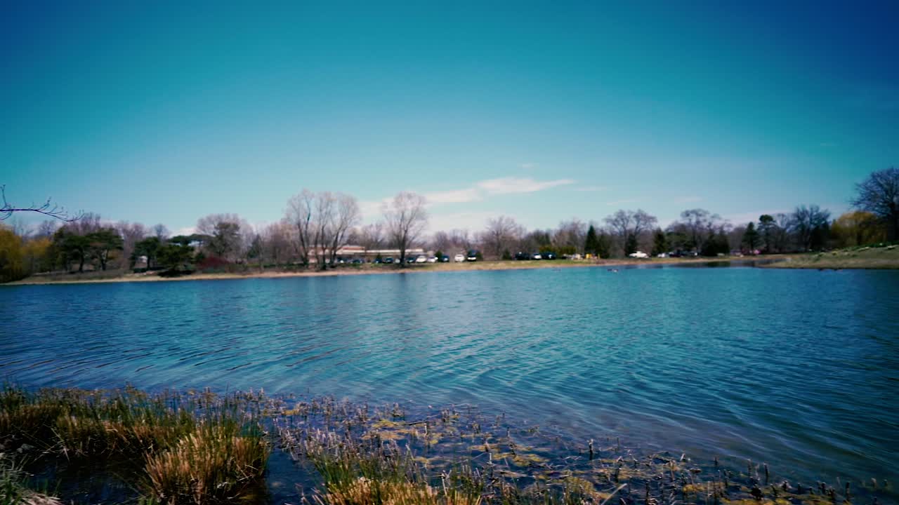 깊은 호수 물 위의 슬로우 모션 파도