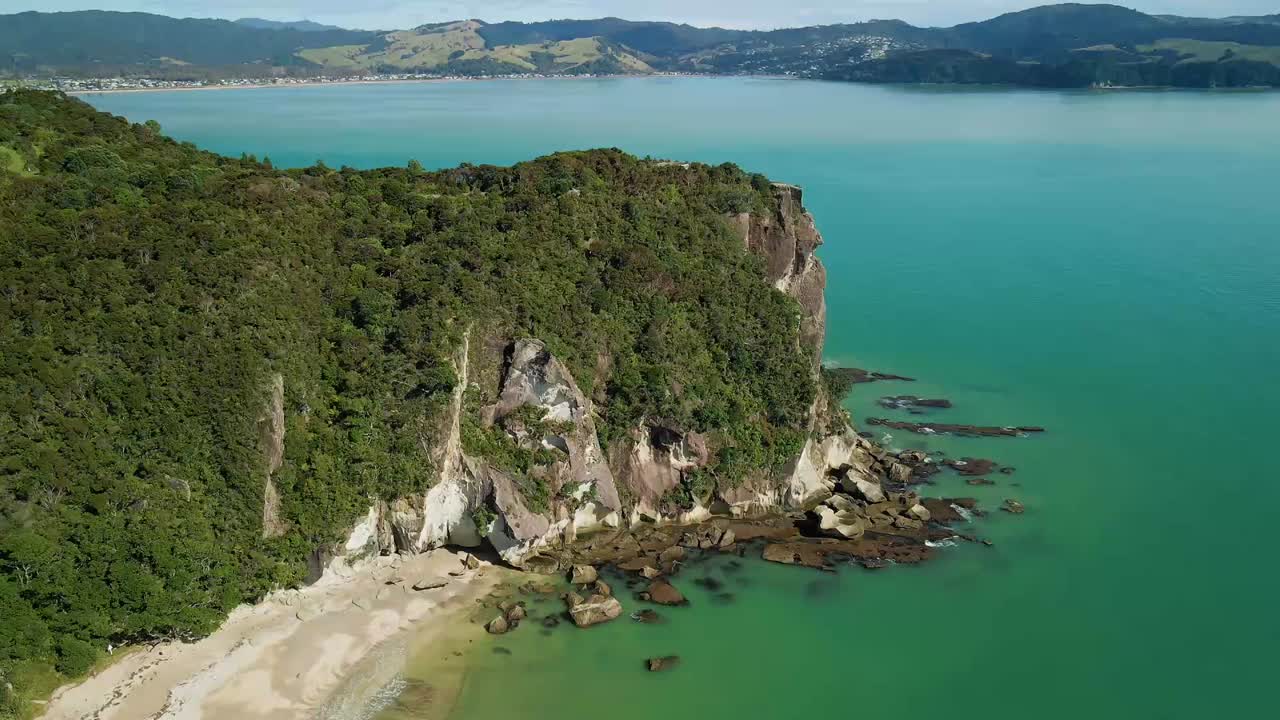mirador panorámico de cooks beach en lo alto de un acantilado a lo largo de la península de coromandel en nueva zelanda después del ciclón gabrielle