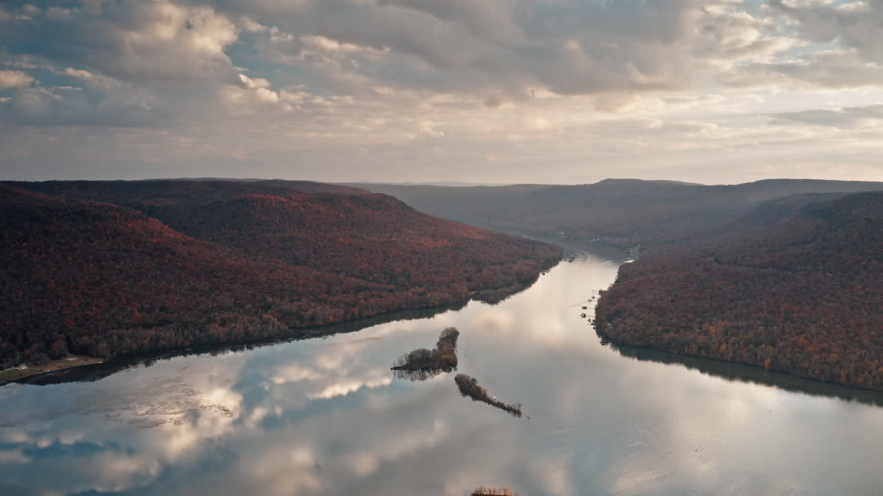 timelapse aéreo del desfiladero del río tennessee en chattanooga, tn con colores otoñales y reflejos de nubes