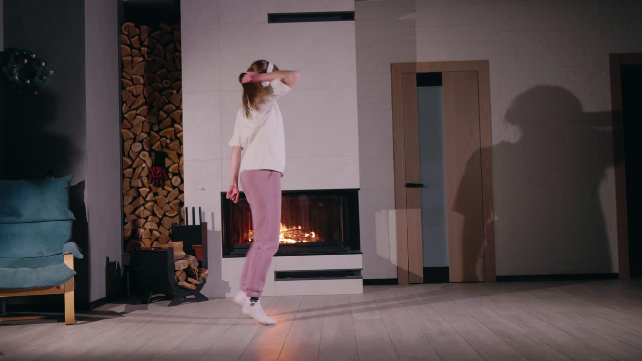 Kvinde der danser hjemme