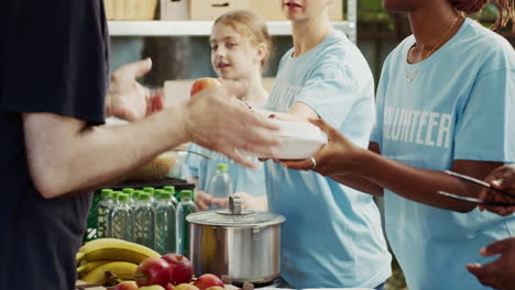 Freiwillige-Kämpfen-Gegen-Hunger-Und-Armut