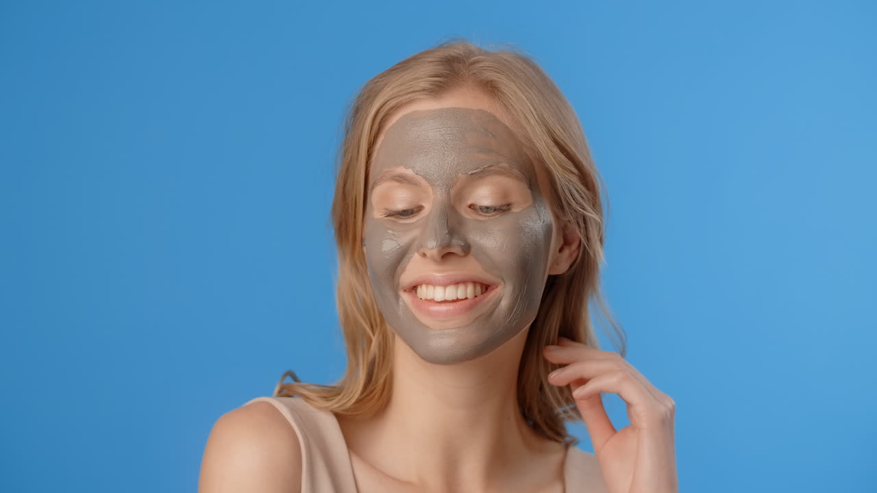 mujer aplicando una máscara de arcilla