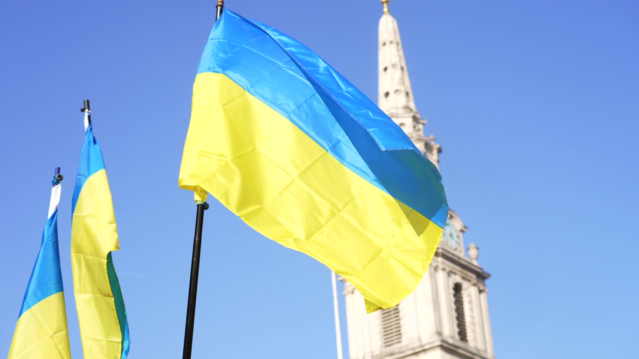 런던은 우크라이나와 함께 서 있습니다. 러시아와의 전쟁에 대한 시위 중에 런던의 트라팔거 광장에서 우크라이나 발이 흔들리고 있습니다.