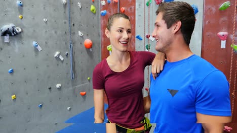 Pareja-Interactuando-Entre-Sí-Durante-El-Boulder-4k