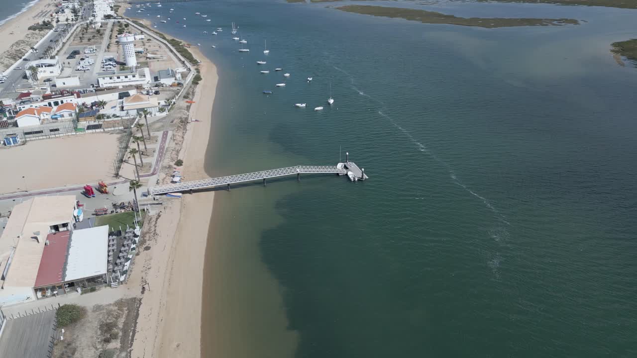 해가 지는 동안 파로 해변 위를 날아다니는, 알가르베, 포르투갈
