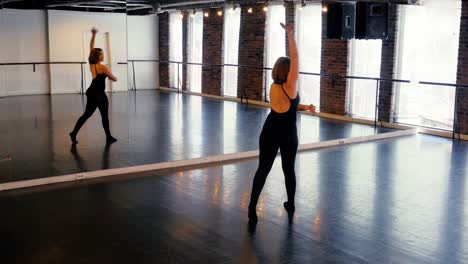 Bailarina-Practicando-Frente-Al-Espejo