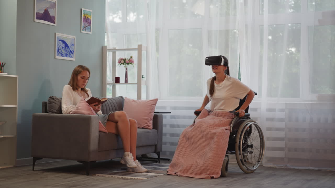 vr 안경을 입은 장애인 여성이  ⁇ 체어에서 일어나  ⁇ 고 있습니다.
